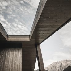 Apertura panoramica nel tetto della terrazza all'Chalet Gardena di Cortina Hospitality, un dettaglio che regala una vista spettacolare del cielo.
