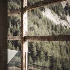 Vista mozzafiato dalla finestra nell'Chalet Seceda di Cortina Hospitality, un connubio perfetto tra lusso e natura.