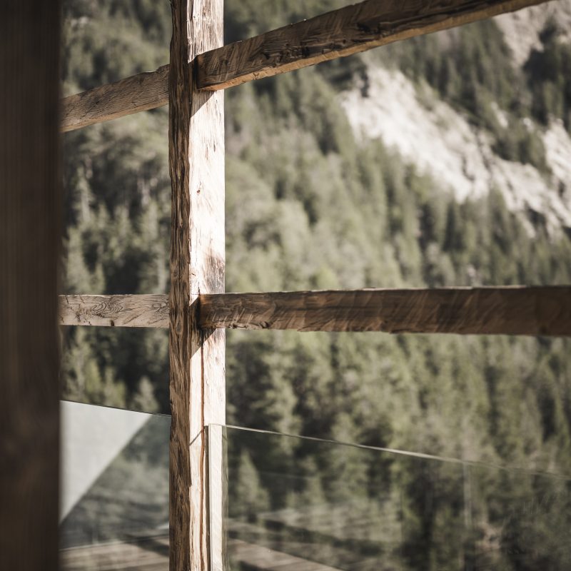 Vista mozzafiato dalla finestra nell'Chalet Seceda di Cortina Hospitality, un connubio perfetto tra lusso e natura.