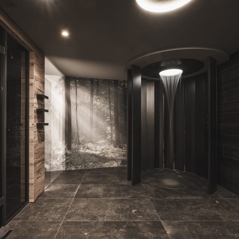 Zona spa nell'Chalet Seceda di Cortina Hospitality, un luogo di serenità e benessere con design raffinato e accogliente.