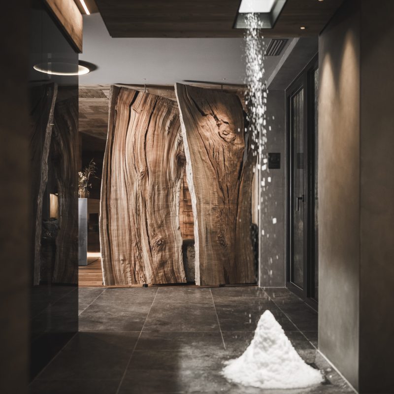 Cascata di ghiaccio nella spa dell'Chalet Seceda di Cortina Hospitality, un angolo di bellezza naturale e benessere.