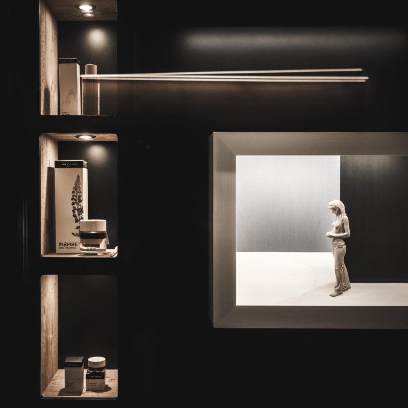 Interno raffinato dell'Chalet Seceda di Cortina Hospitality, con dettaglio di arredamento elegante, simbolo di lusso e accoglienza.