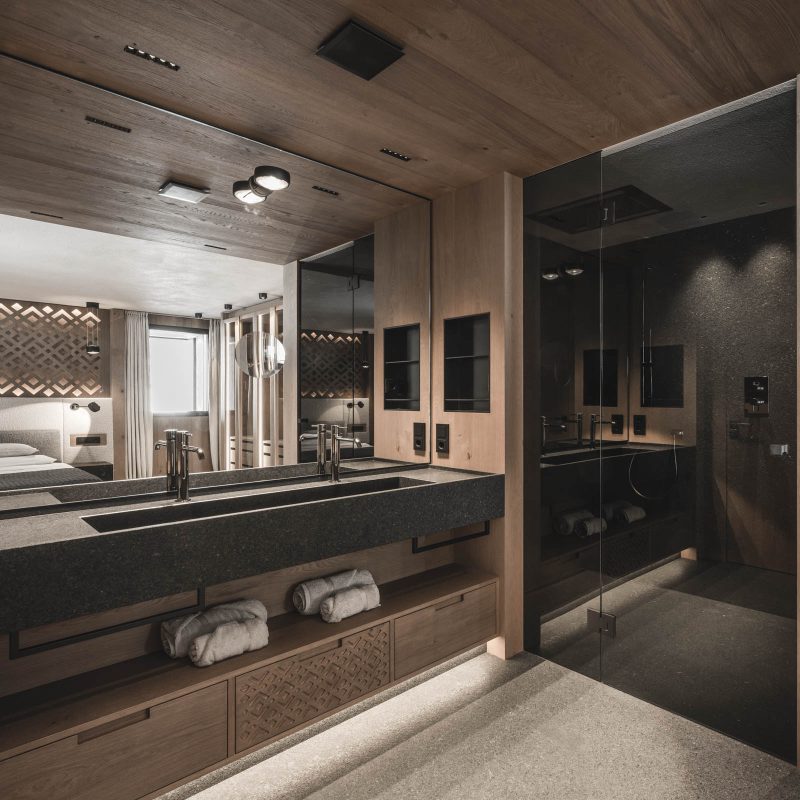 Vista alternativa del bagno nella suite per ospiti all'Chalet Gardena di Cortina Hospitality, con design elegante e funzionale