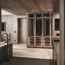 Bagno con sauna nell'Chalet Gardena di Cortina Hospitality, un ambiente di lusso e benessere.