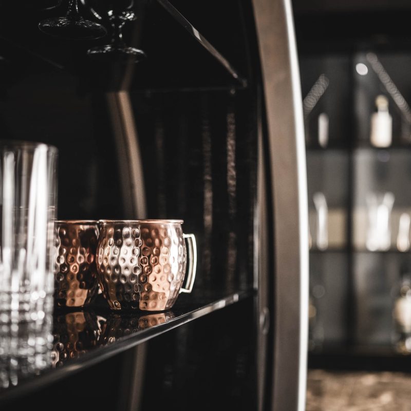 Dettaglio dell'angolo bar all'Chalet Gardena di Cortina Hospitality, mettendo in evidenza la raffinatezza e la scelta impeccabile dei materiali.