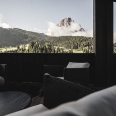 Panorama mozzafiato visto dalla terrazza dell'Chalet Gardena di Cortina Hospitality, offrendo uno sguardo incantevole sull'infinita bellezza.