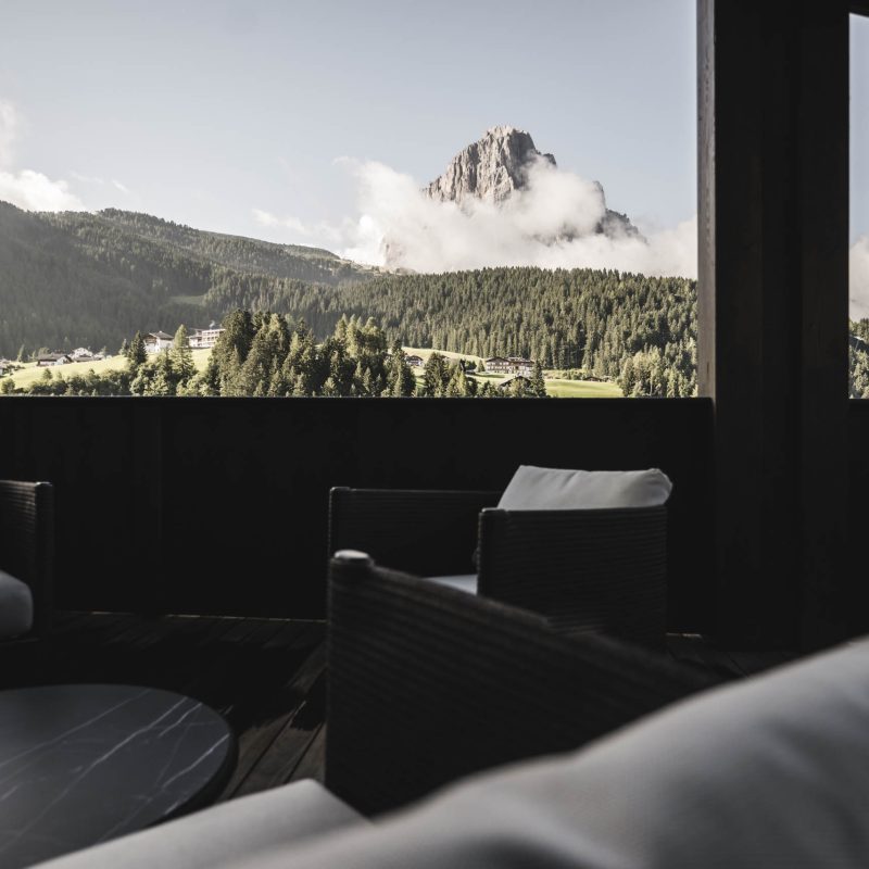Panorama mozzafiato visto dalla terrazza dell'Chalet Gardena di Cortina Hospitality, offrendo uno sguardo incantevole sull'infinita bellezza.