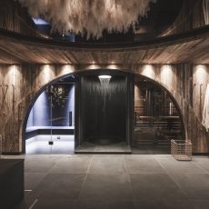 Interno della spa dell'Chalet Sasslong con sauna, doccia emozionale e bagno turco in legno.