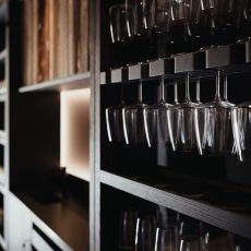 Closeup dei dettagli della cucina all'Chalet Sasslong.