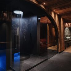 Vista della zona spa all'Chalet Sasslong con sauna, bagno turco e doccia emozionale