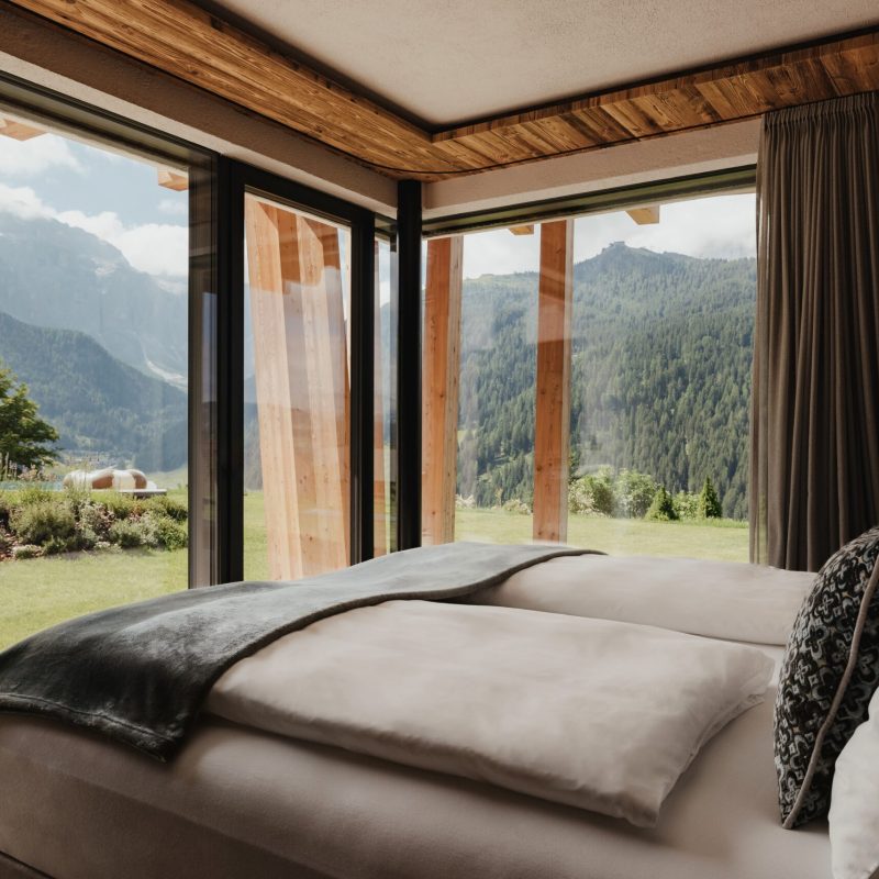 Vista della sala padronale all'Chalet Sasslong in estate.