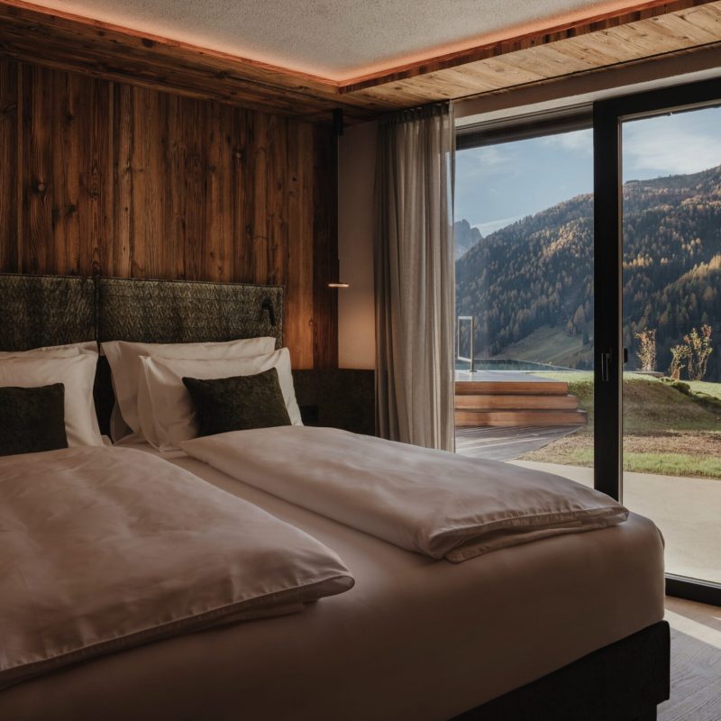 Camera da letto lussuosa con vista sui monti Dolomiti