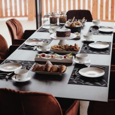 Sala da pranzo all'Chalet Sasslong con tavolo apparecchiato.