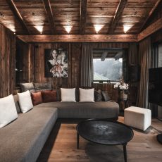 Vista della zona TV e del divano all'Chalet Sasslong.