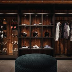 Vista della cabina armadio all'Chalet Sasslong con arredi in legno.