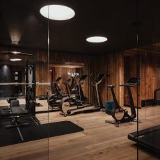 Vista della lussuosa zona fitness all'Chalet Sasslong.