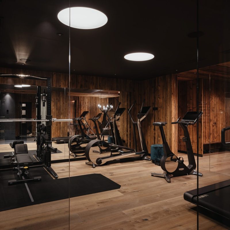 Vista della lussuosa zona fitness all'Chalet Sasslong.