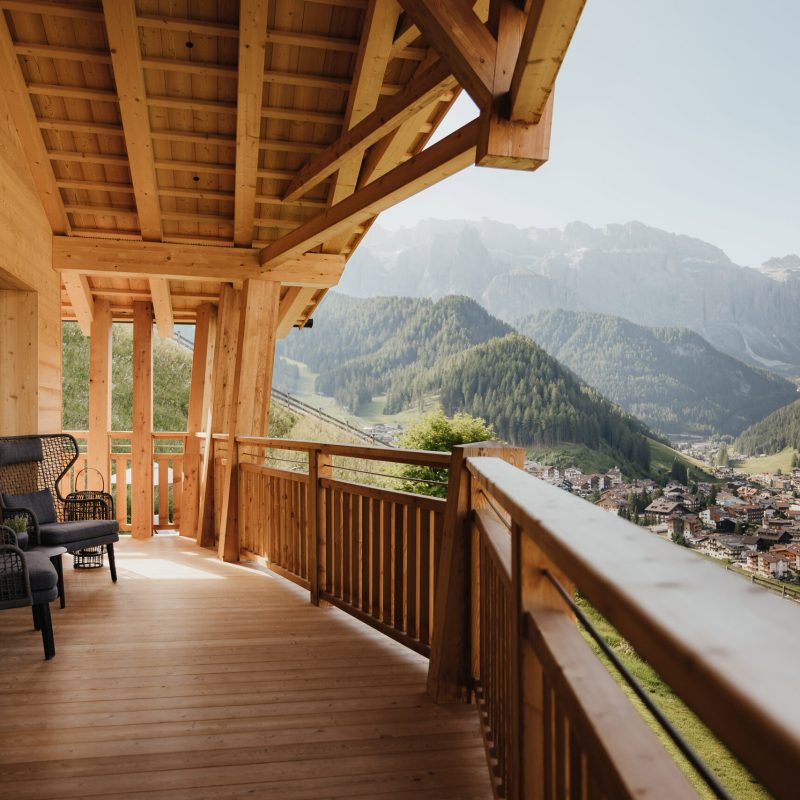 Vista panoramica dalla terrazza di uno chalet nelle Dolomiti con vista sul villaggio a valle