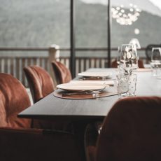 Vista del tavolo da pranzo all'Chalet Sasslong con finestra panoramica e terrazza.