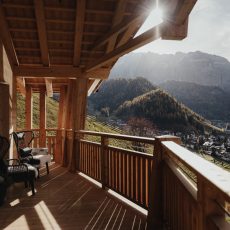 Vista sulle Dolomiti dalla terrazza panoramica in legno del Chalet Sasslong.
