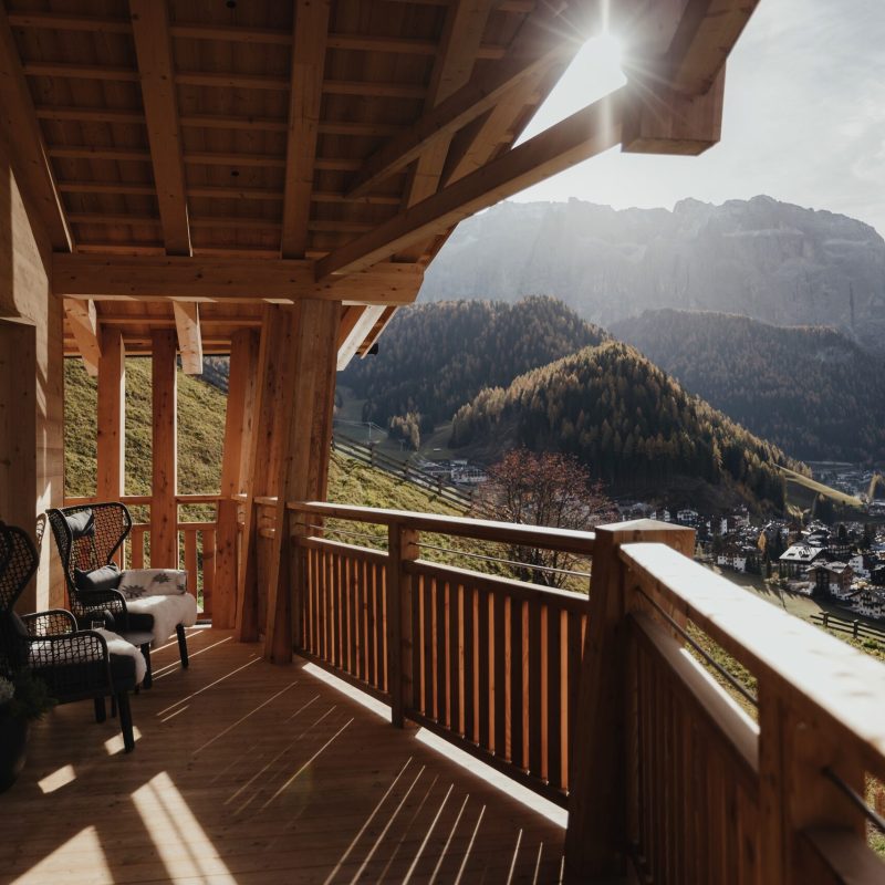 Vista sulle Dolomiti dalla terrazza panoramica in legno del Chalet Sasslong.