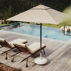 Vista del solarium e della piscina estiva all'Chalet Sasslong con panorama sulle Dolomiti