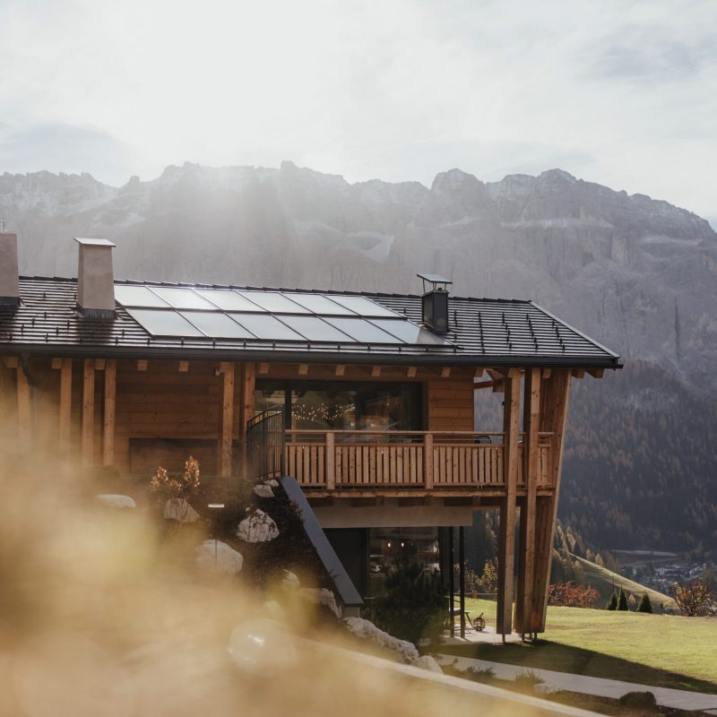 Scorcio dello Chalet Sasslong immerso nel verde delle Dolomiti