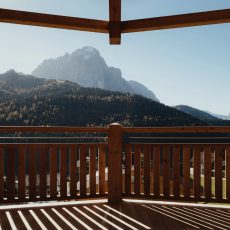 Vista panoramica sulle Dolomiti dalla terrazza all'Chalet Sasslong.